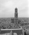 857559 Gezicht op de Domtoren en de Domkerk (Domplein) te Utrecht, vanaf een bouwkraan naast de Buurtoren.